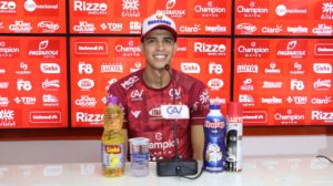 Rubens vibra com os primeiros gols pelo Vila Nova e se diz adaptado