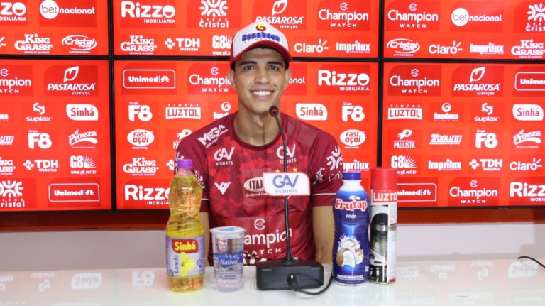 Rubens vibra com os primeiros gols pelo Vila Nova e se diz adaptado