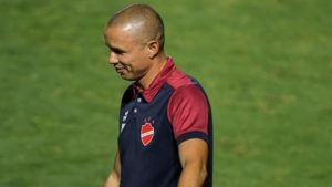 Vila rescinde contrato com volante, que não vai mais vestir a camisa colorada; confira