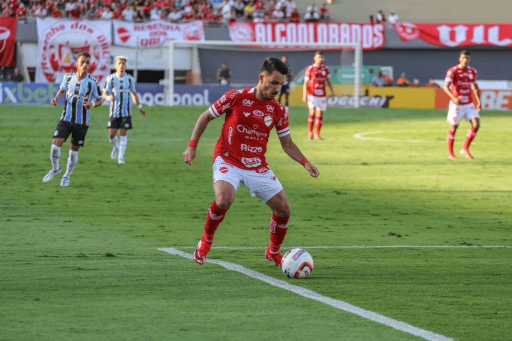 Matheuzinho, atacante do Vila Nova.