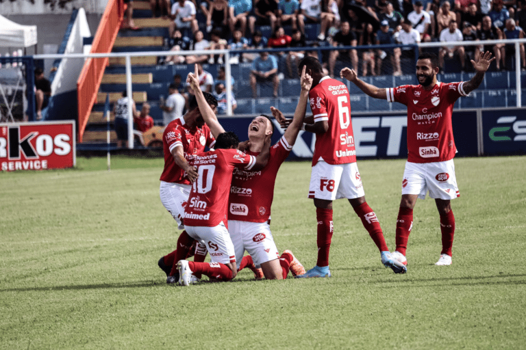 Eduardo Doma comemorando