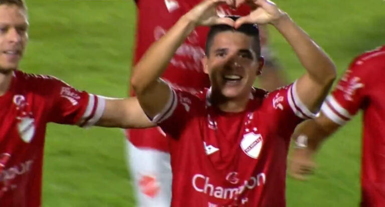 Diego Renan comemorando Vila Nova