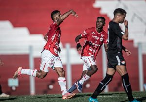 Riquelme comemorando