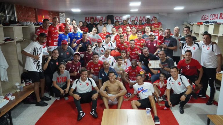 Vila Nova comemorando