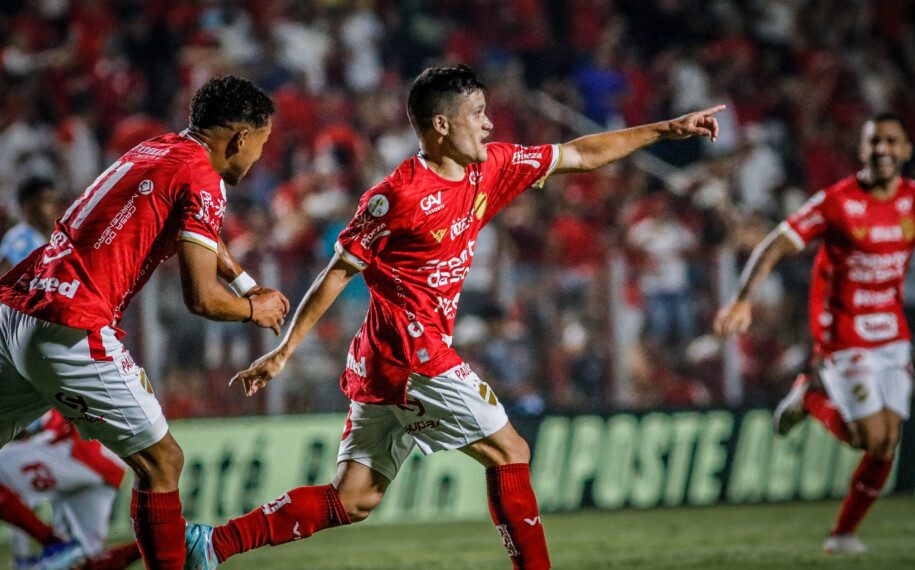 Galeria: confira imagens da goleada do Vila Nova no 1º jogo da