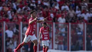 Juan Christian comemorando