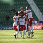 Sai zica! Com direito a 'lei do ex' e gol de pênalti, Vila Nova derrota o  Botafogo-SP e volta a sonhar com uma vaga no G4