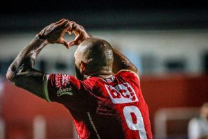 Fernandão comemorando Vila Nova