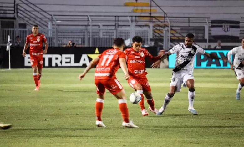 Ponte Preta e Vila Nova se enfrentaram no Estádio Moisés Lucarelli, em Campinas/SP — Foto: Fernando Brito/Vila Nova F.C.