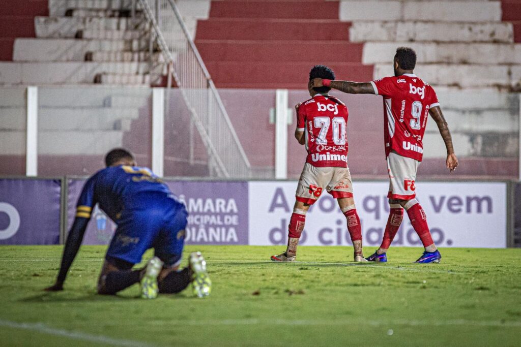 Vila Nova diante do Atlético-GO